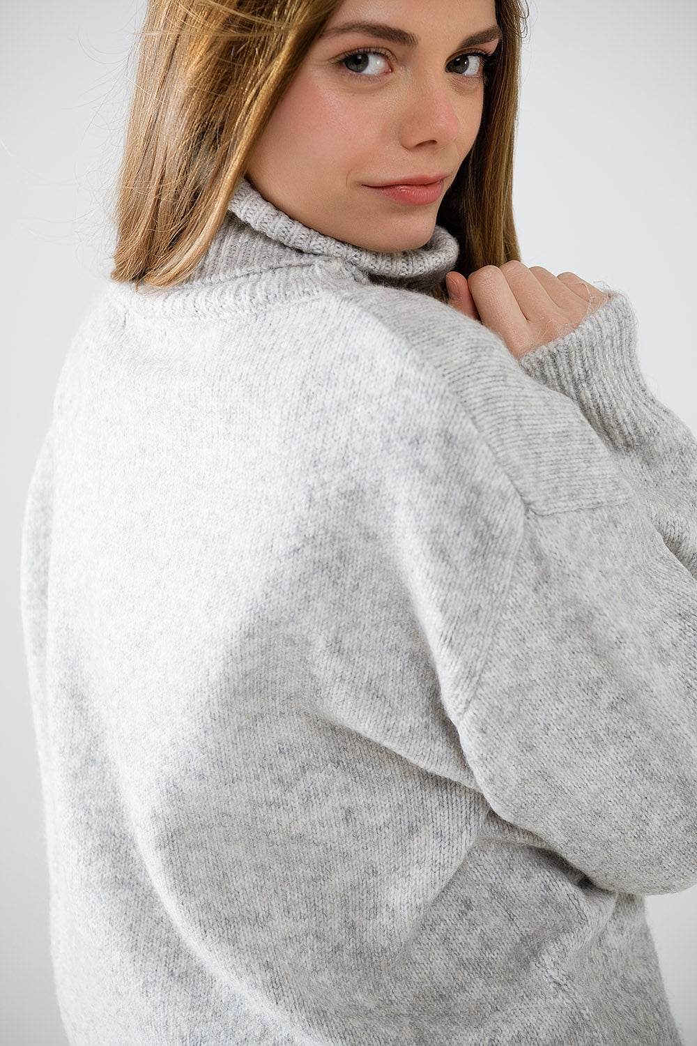 maglione dolcevita grigio con maniche scese