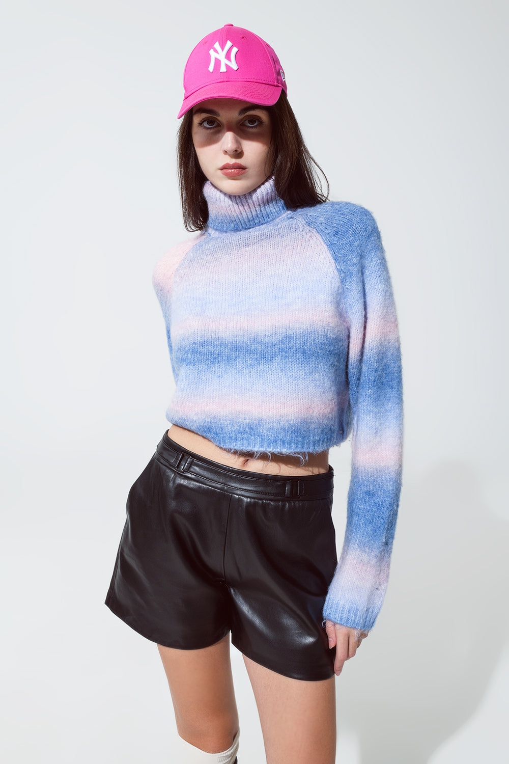 Q2 Maglione dolcevita in maglia vaporosa in blu e rosa degradé