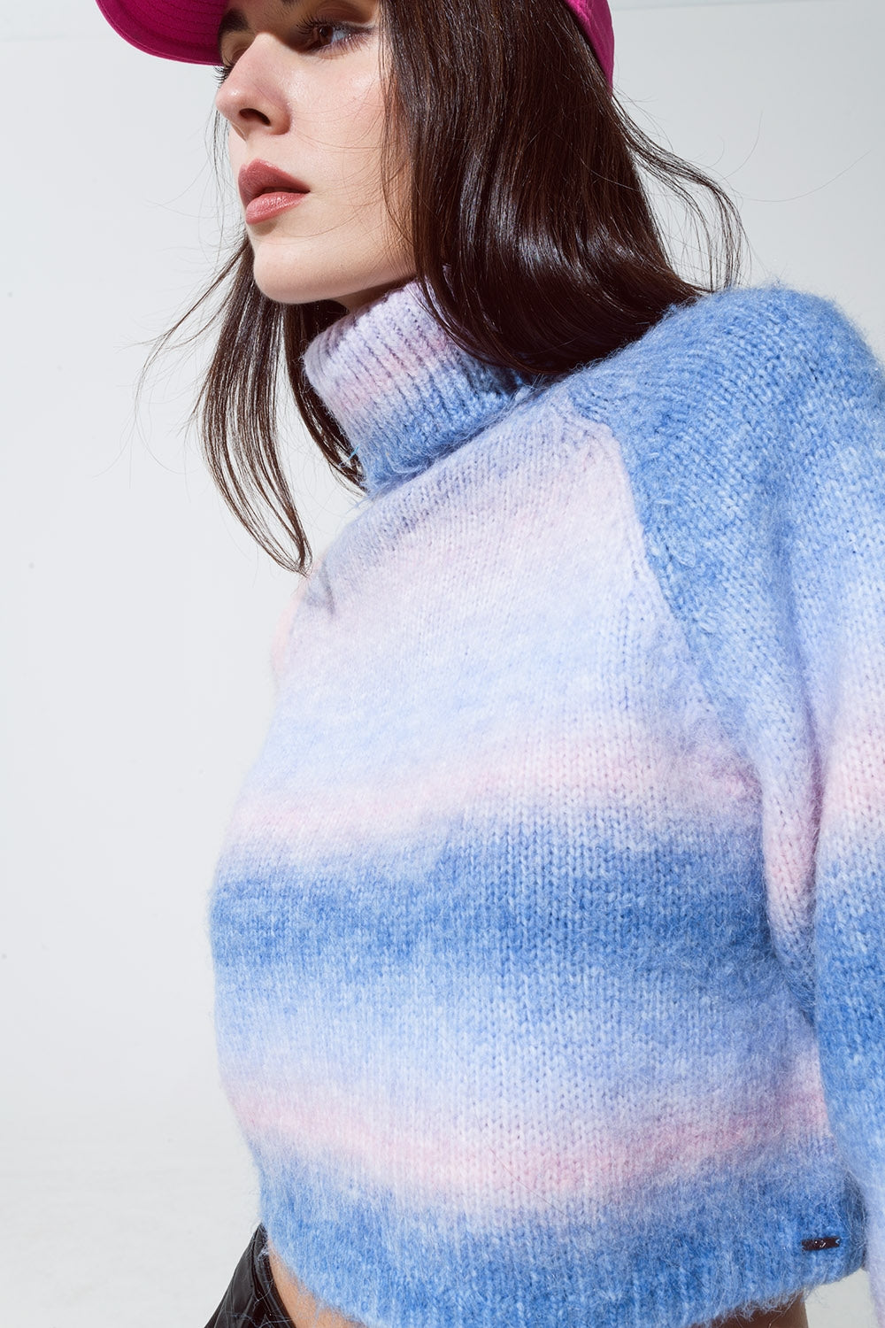 Maglione dolcevita in maglia vaporosa in blu e rosa degradé