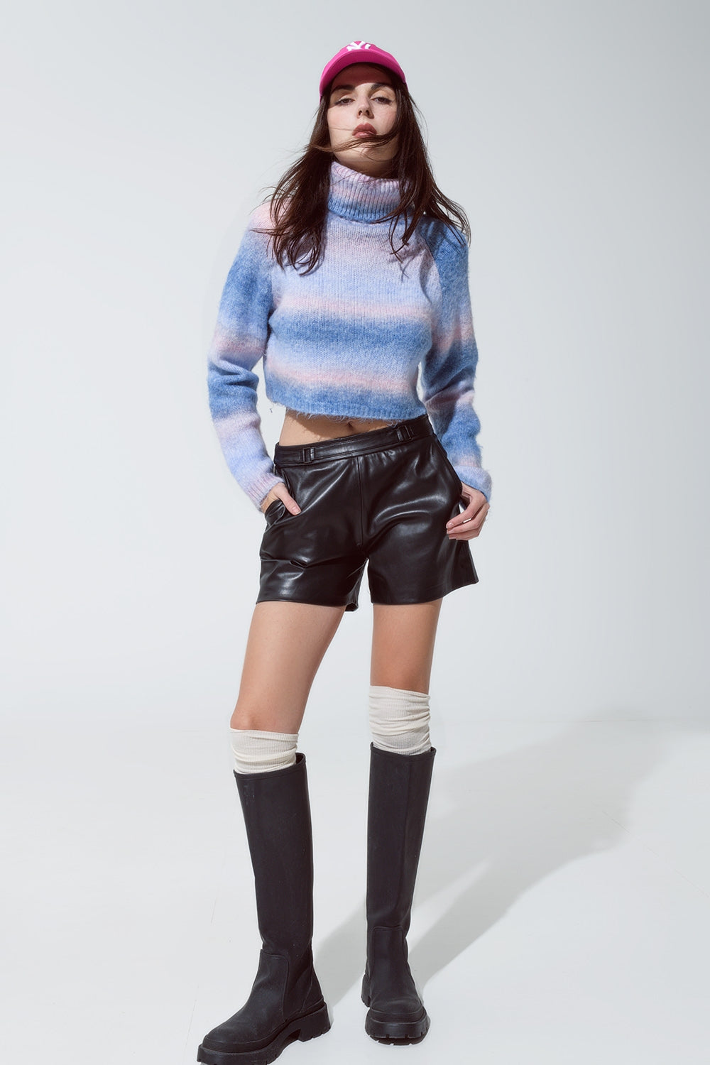 Maglione dolcevita in maglia vaporosa in blu e rosa degradé