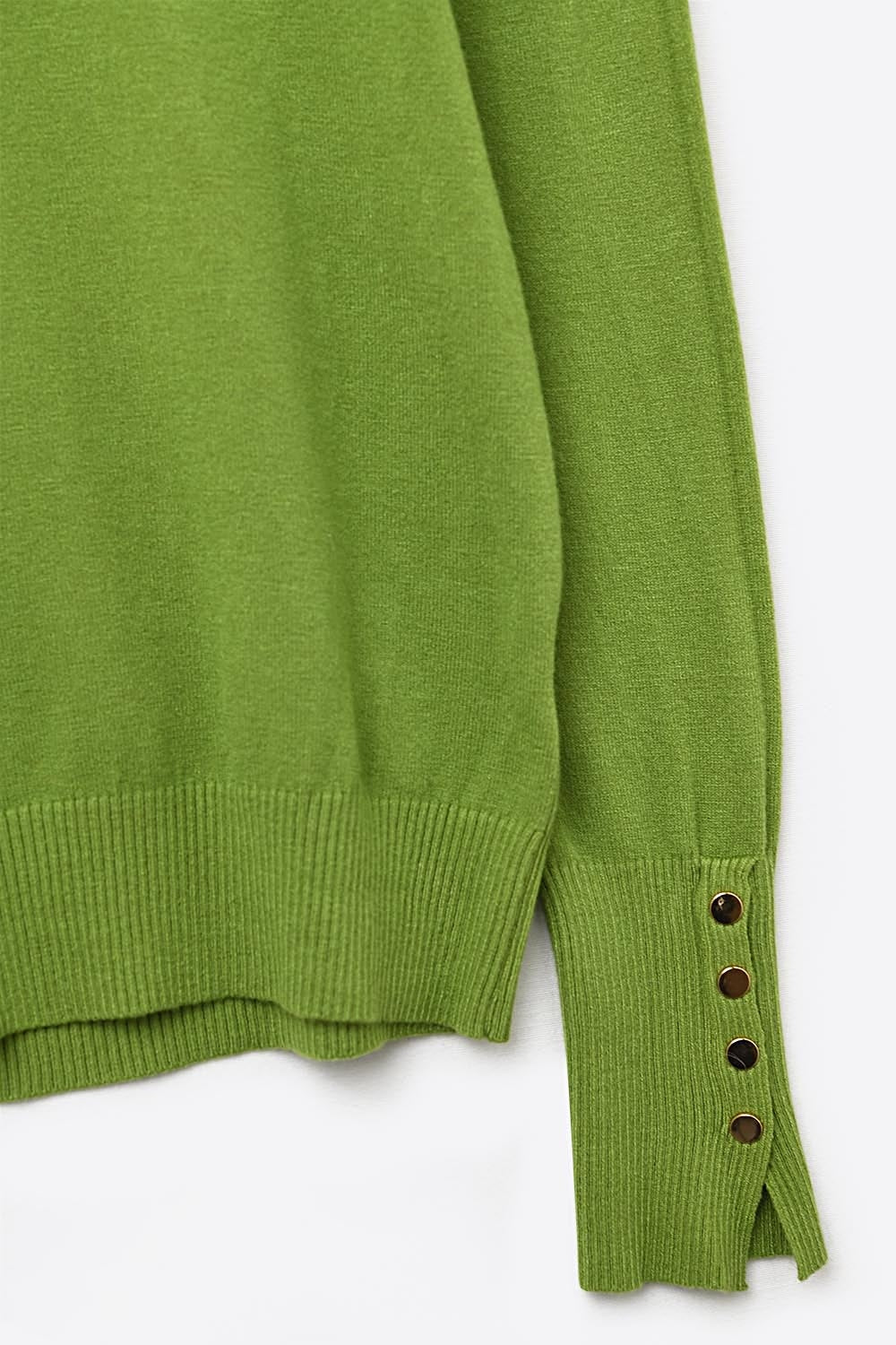 Maglione dolcevita verde oliva con bottoni dorati sul polsino