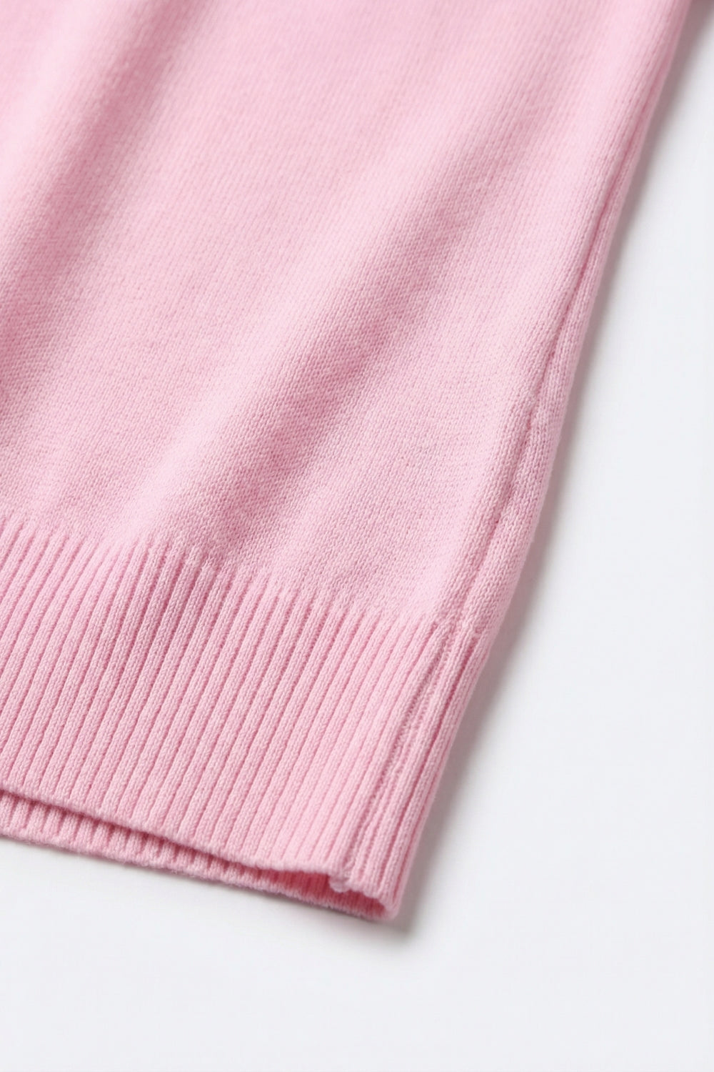 Maglione fine knit a V con orlo a coste in colore rosa