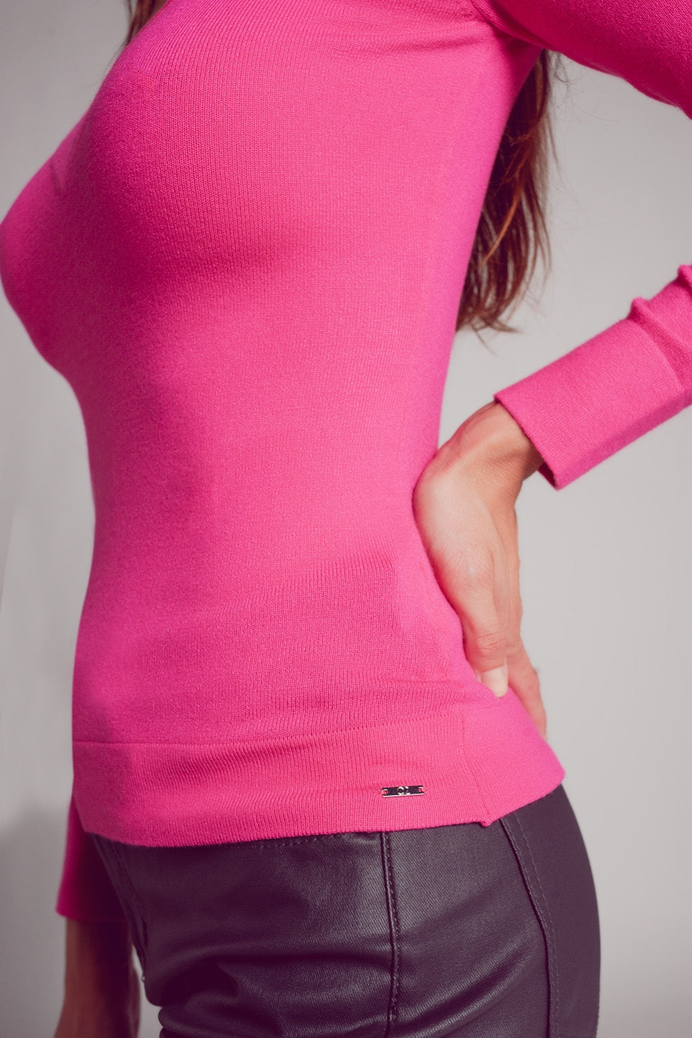 Maglione fucsia in maglia fine con scollo a V