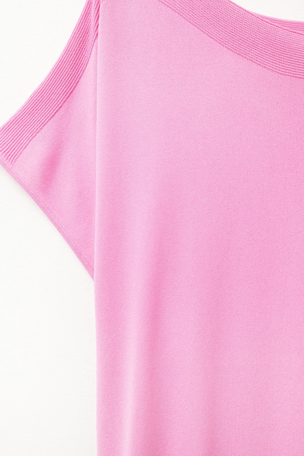 Maglione fucsia rilassato con scollo a barchetta e maniche scese