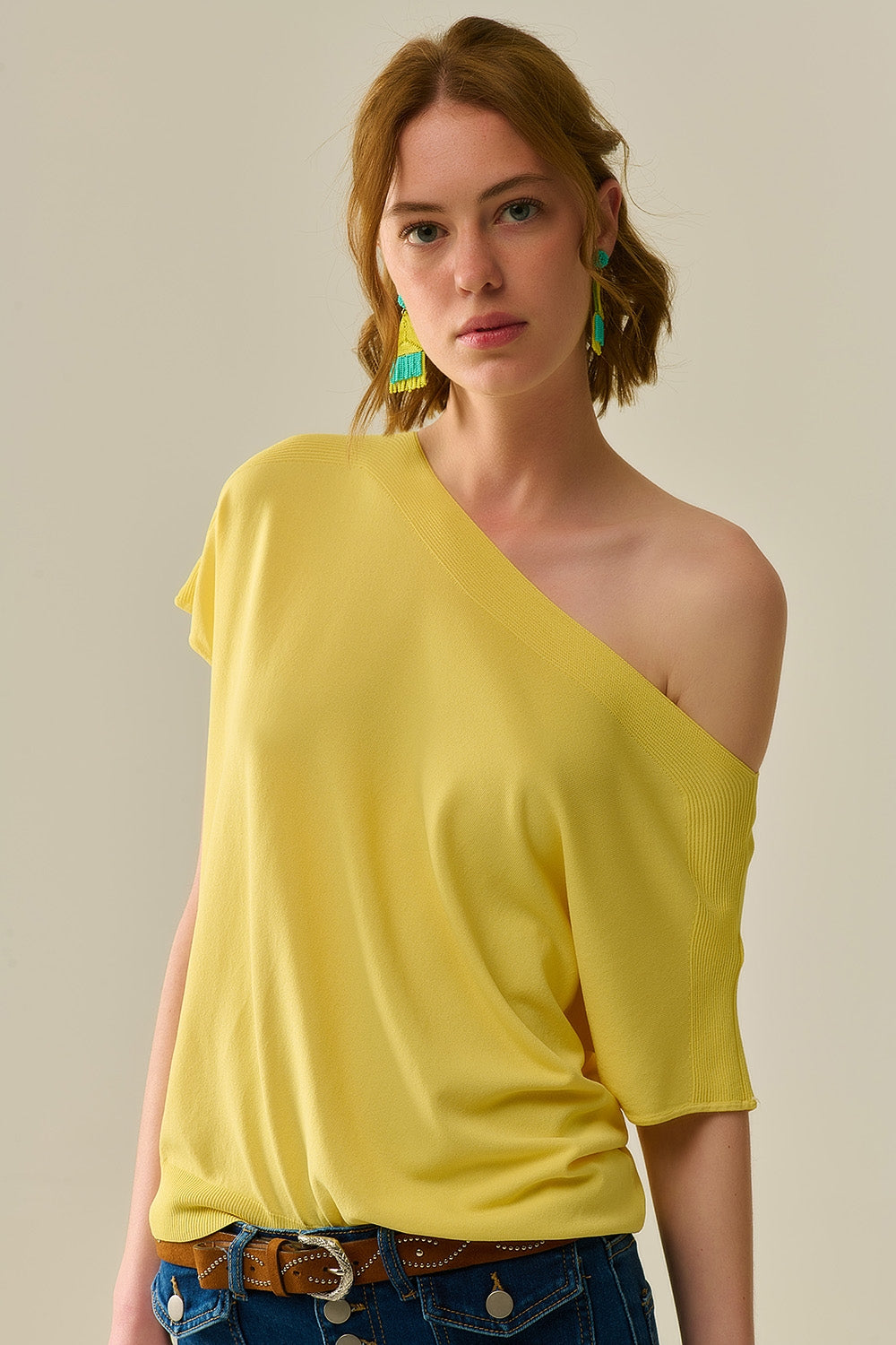 Maglione giallo a barchetta con maniche scese
