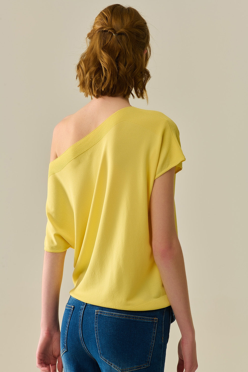 Maglione giallo a barchetta con maniche scese