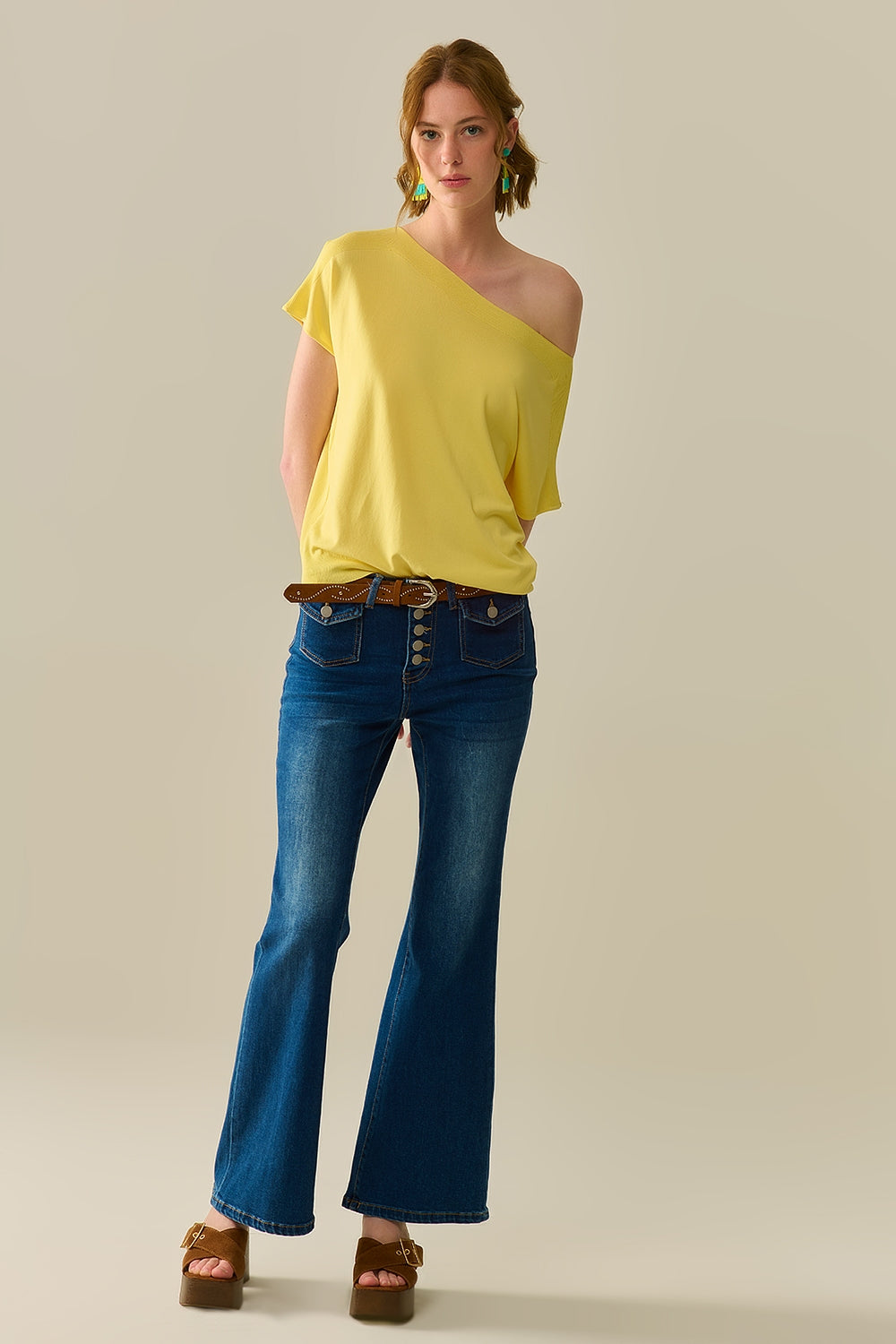Maglione giallo a barchetta con maniche scese