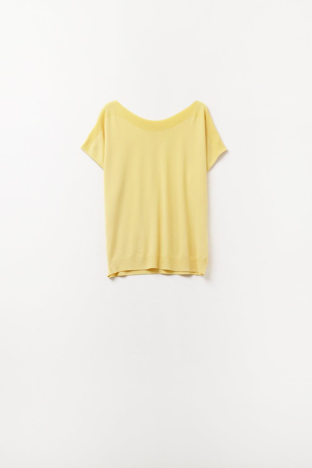 Maglione giallo a barchetta con maniche scese
