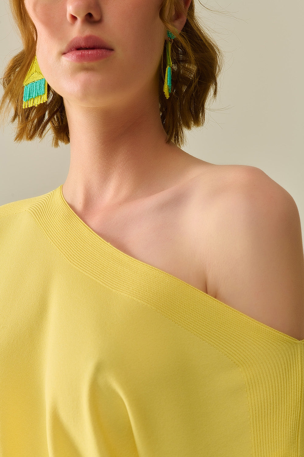 Maglione giallo a barchetta con maniche scese