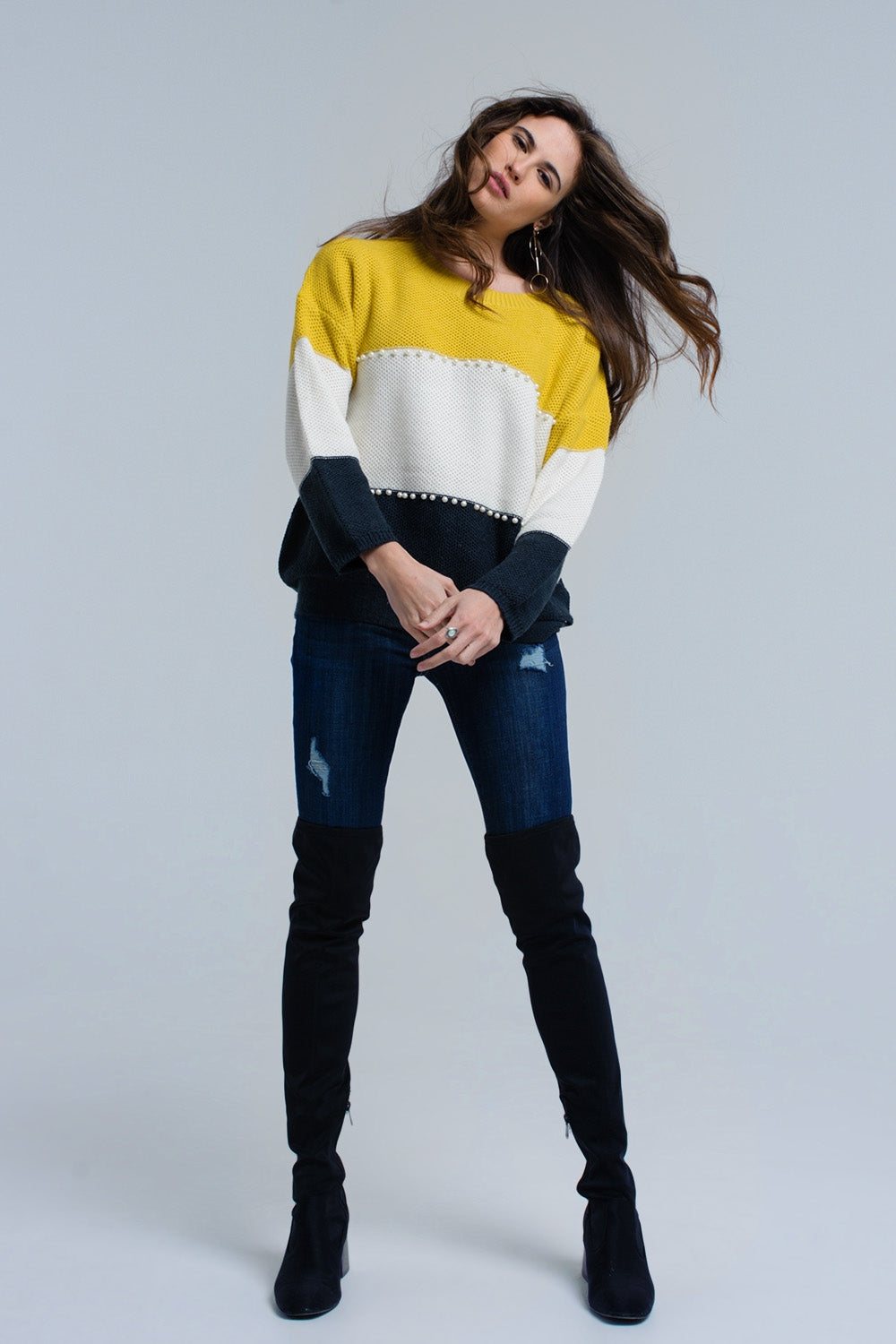 Maglione giallo a maglia con perle