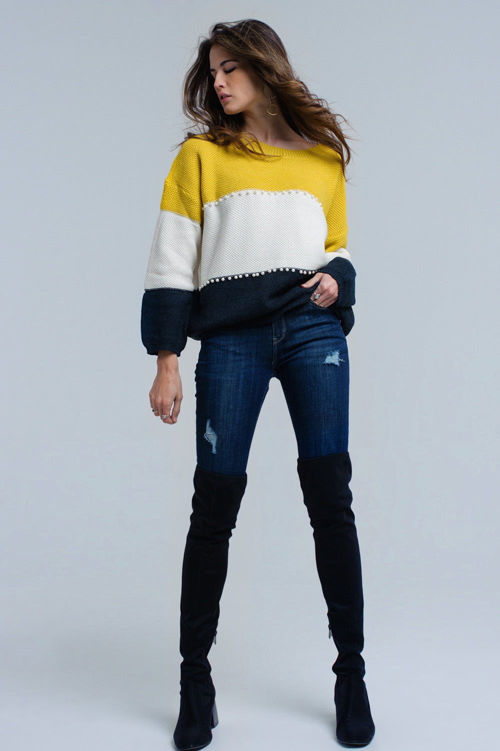 Maglione giallo a maglia con perle