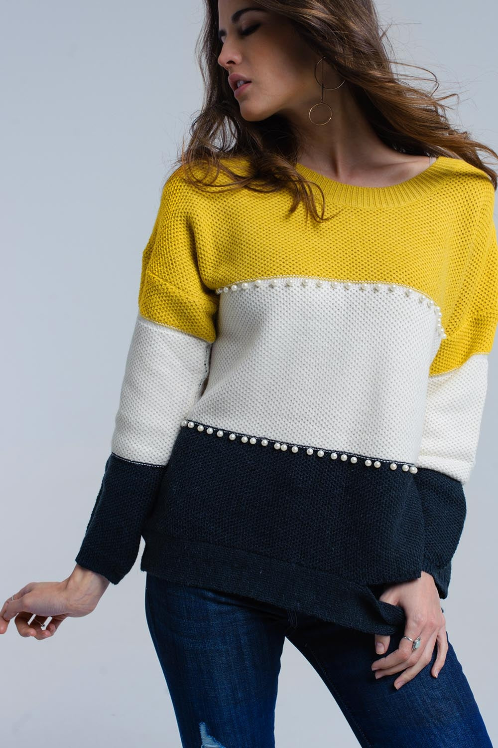 Maglione giallo a maglia con perle