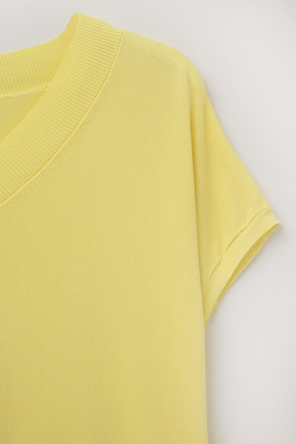 maglione giallo a maglia fine con scollo a V