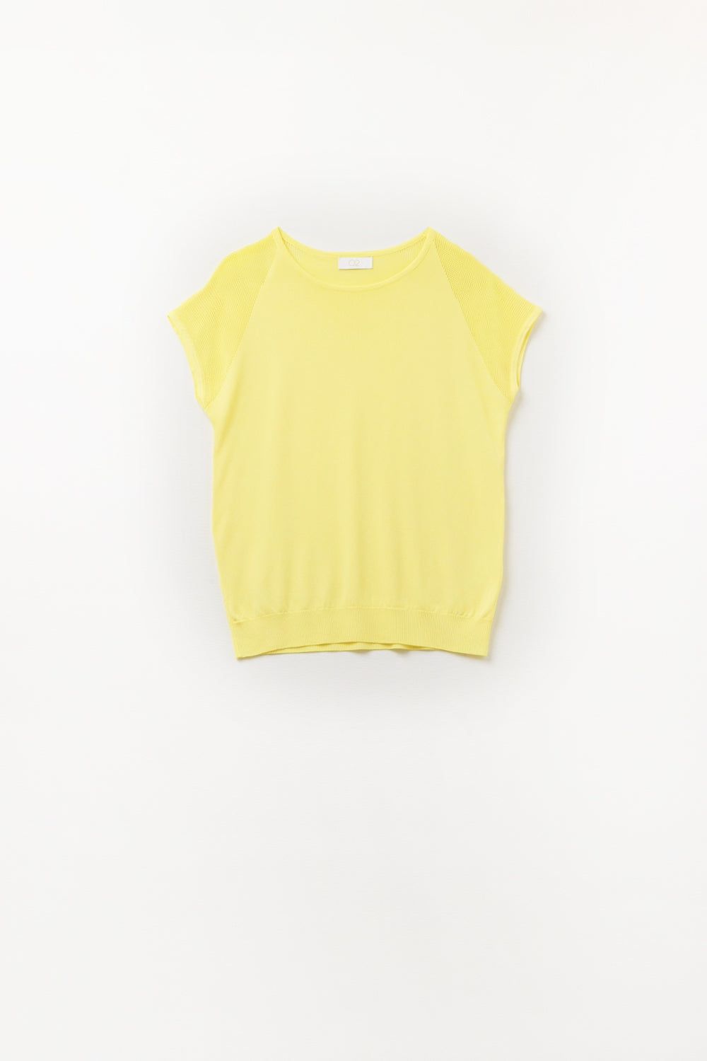 Maglione giallo a maniche corte con rete a maglia sulla spalla