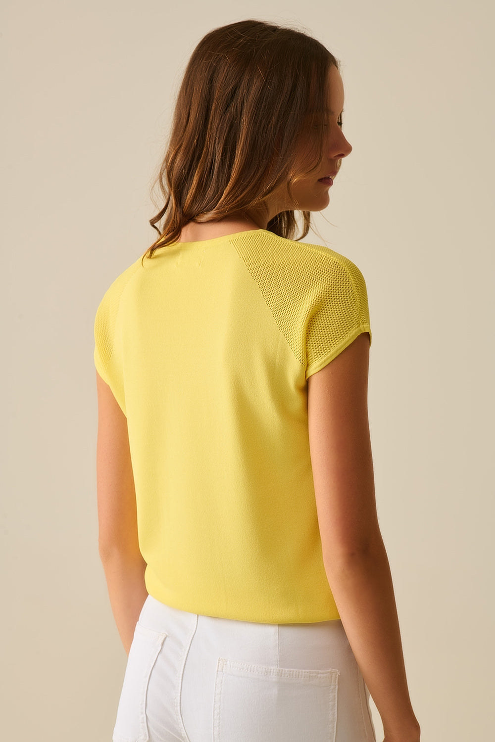 Maglione giallo a maniche corte con rete a maglia sulla spalla