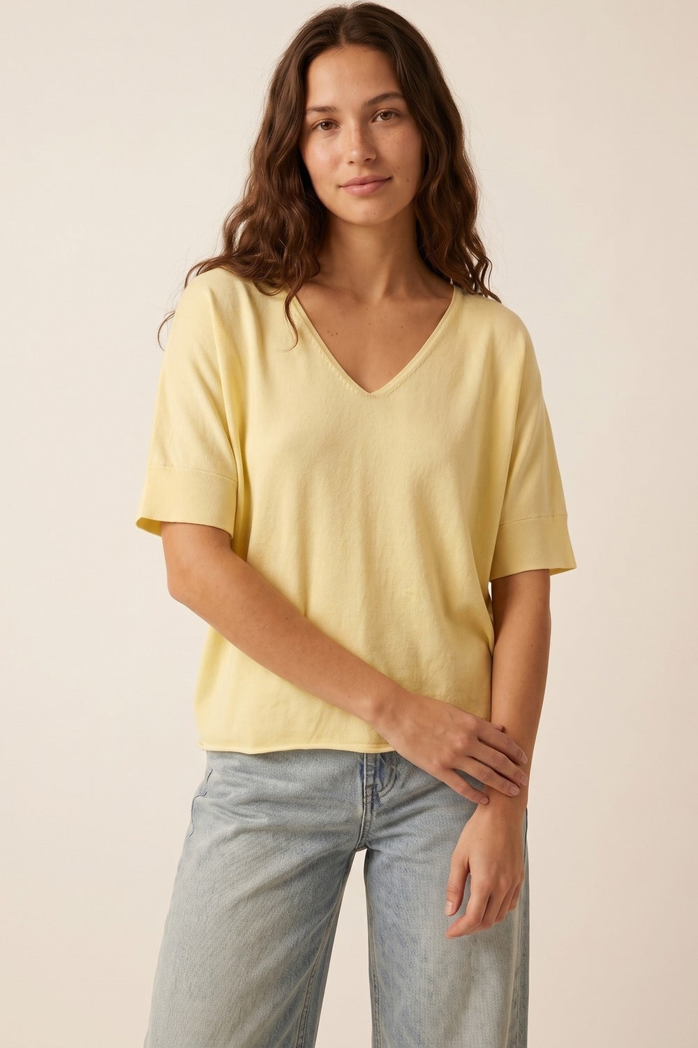maglione giallo burro con scollo a V e maniche corte a vestibilità rilassata