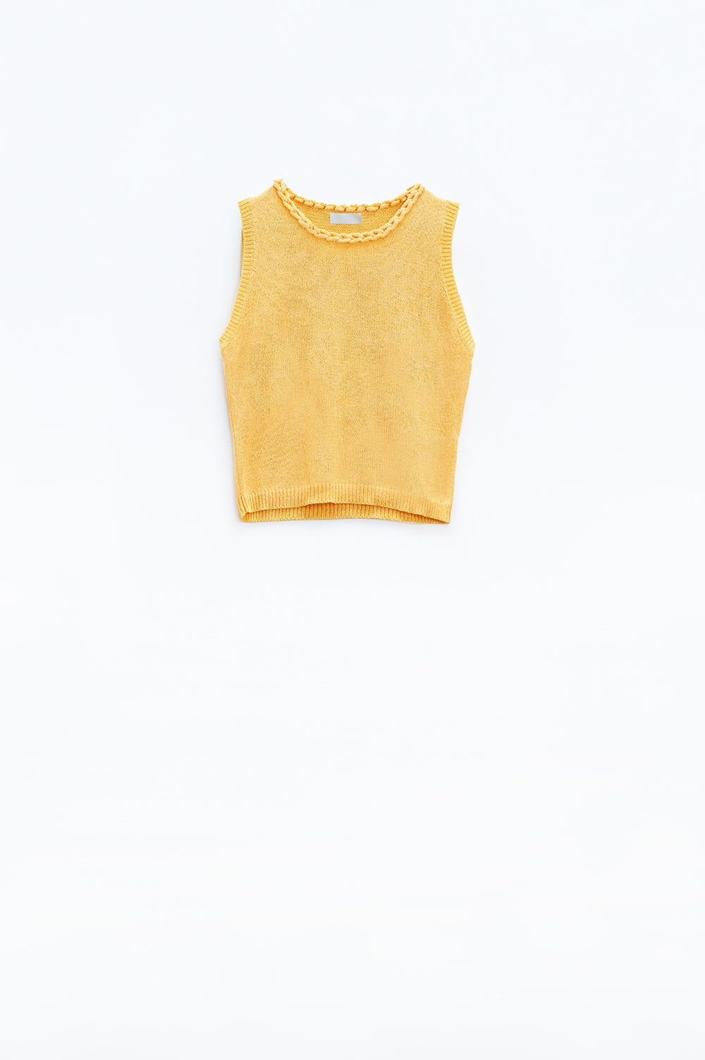 Maglione giallo senza maniche con scollo a giro e dettaglio a treccia sulla scollatura