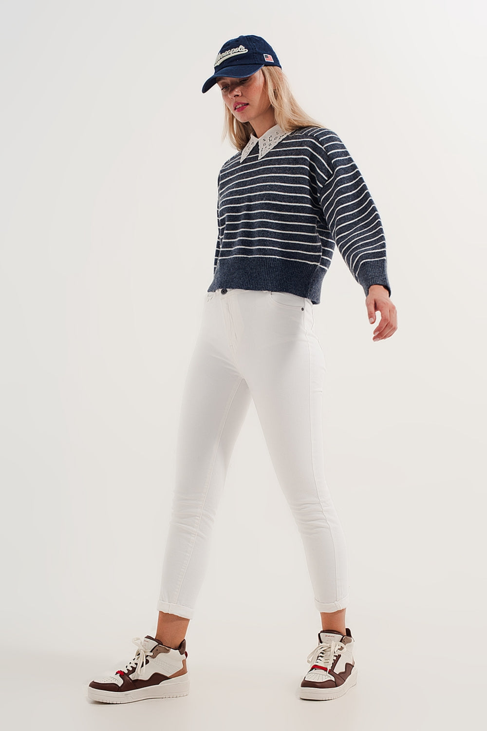 Maglione girocollo a righe blu e bianche