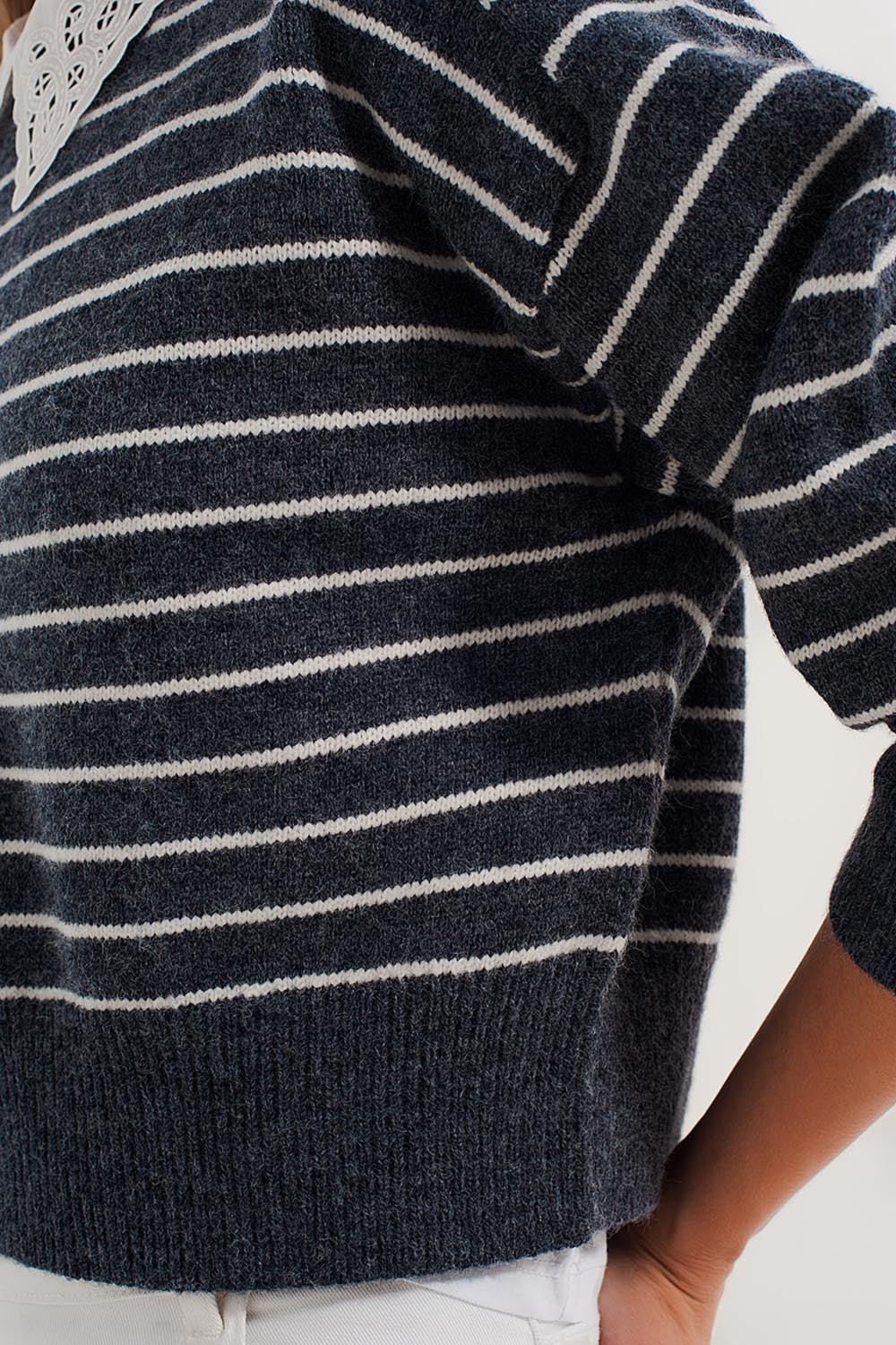 Maglione girocollo a righe blu e bianche
