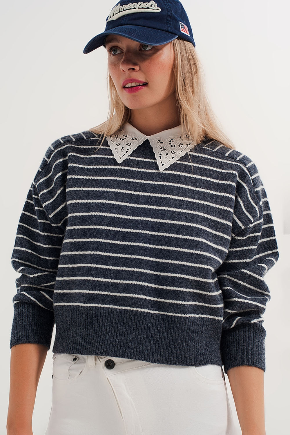 Maglione girocollo a righe blu e bianche