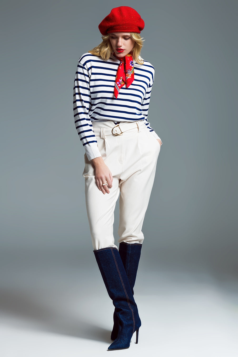 Maglione girocollo a righe di base in bianco e blu
