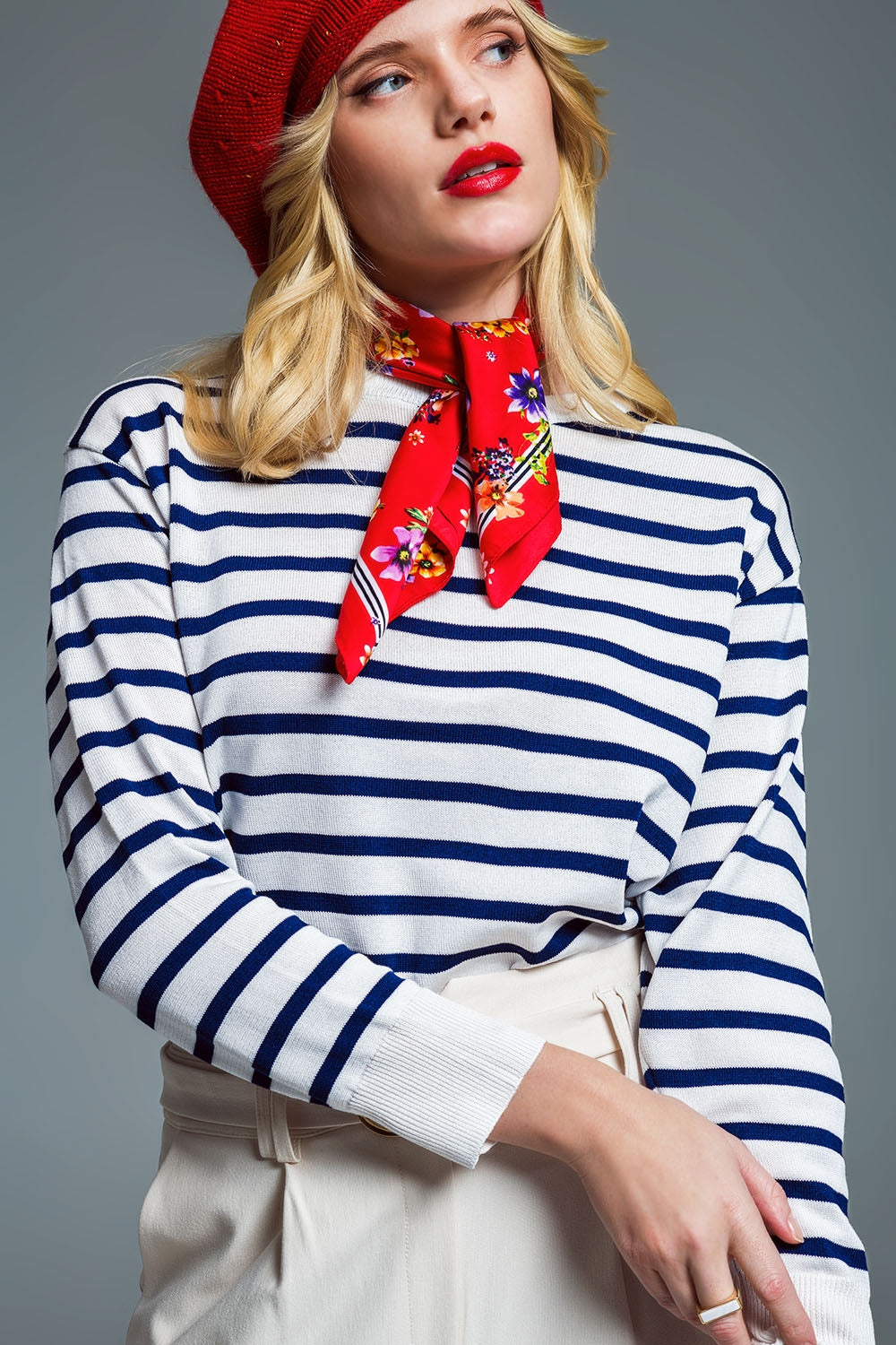 Maglione girocollo a righe di base in bianco e blu