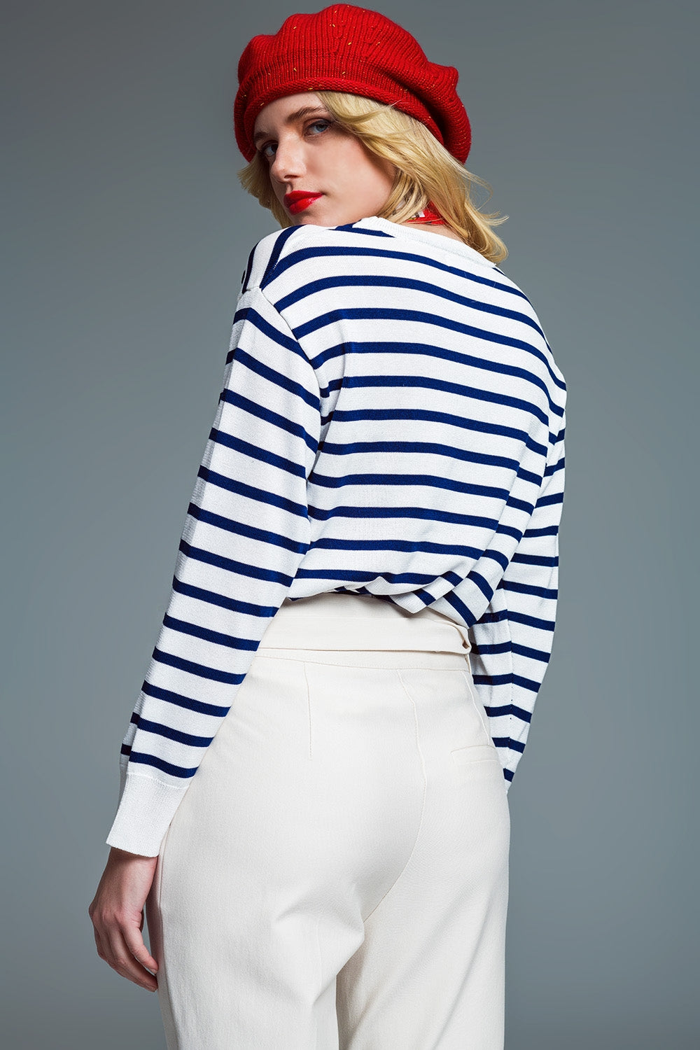 Maglione girocollo a righe di base in bianco e blu