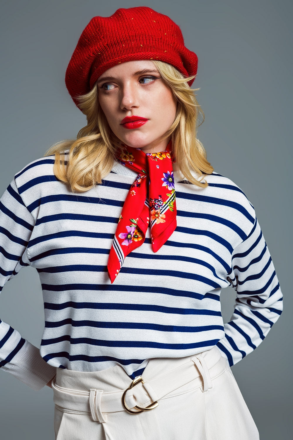 Maglione girocollo a righe di base in bianco e blu