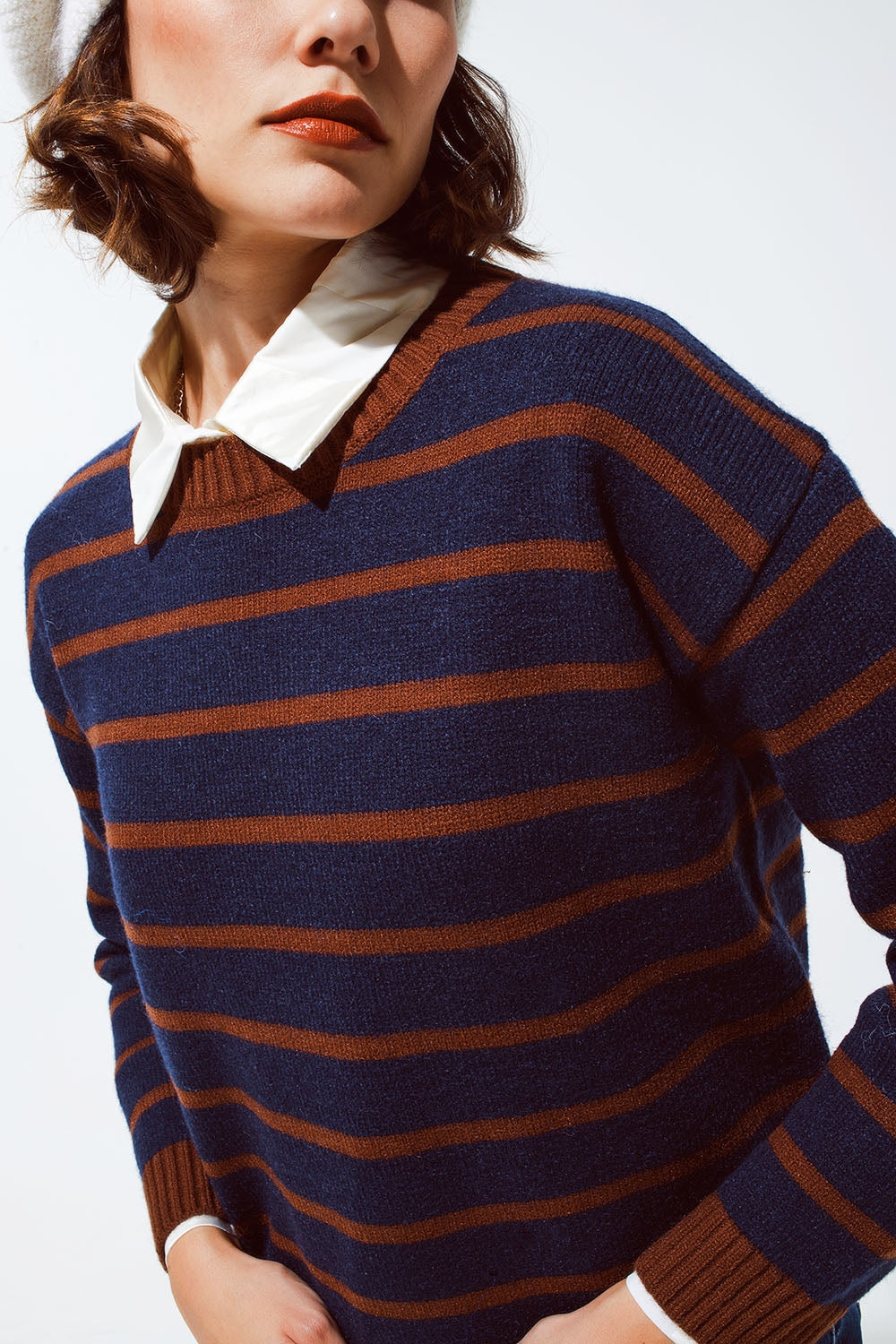 Maglione girocollo a righe in blu e arancio ruggine