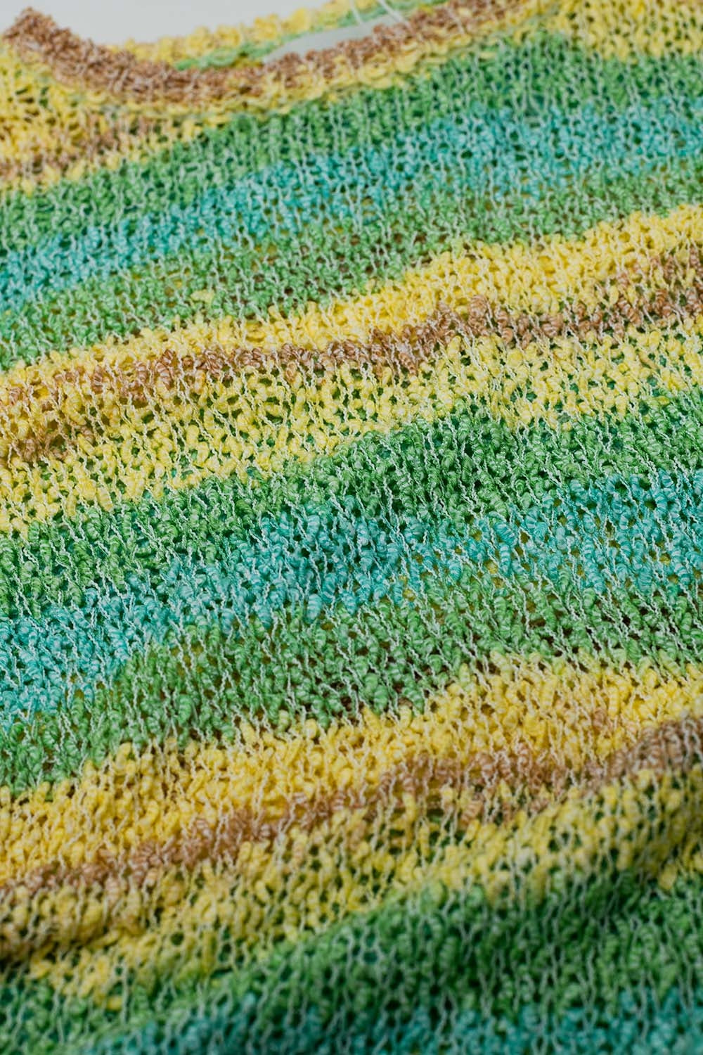 Maglione girocollo a righe in maglia aperta nei toni del giallo e del verde