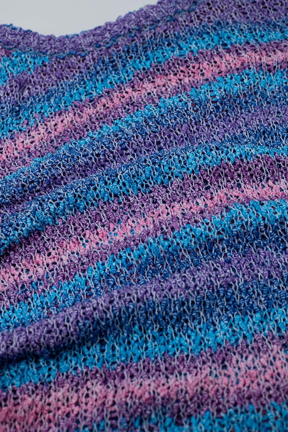 Maglione girocollo a righe in maglia aperta nei toni del viola e del blu