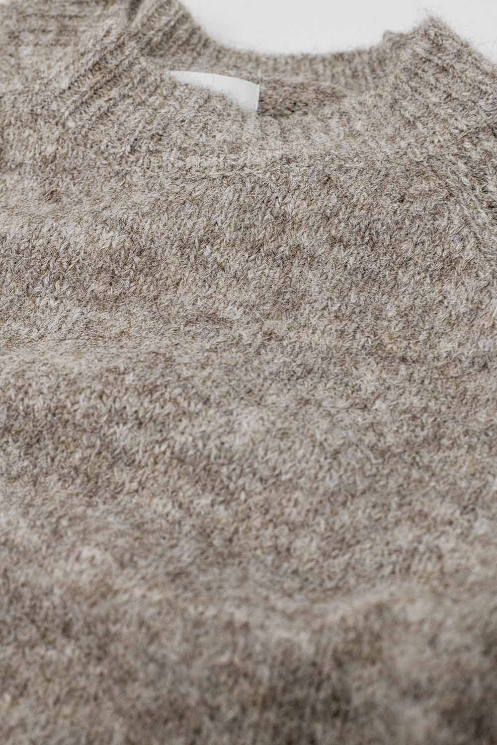 Maglione girocollo basic in maglia di colore beige