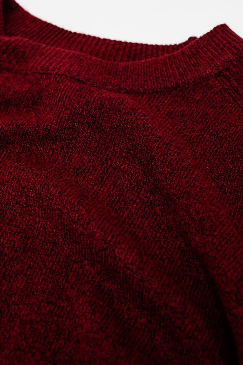 Maglione girocollo bordeaux con dettaglio di cucitura sulla manica