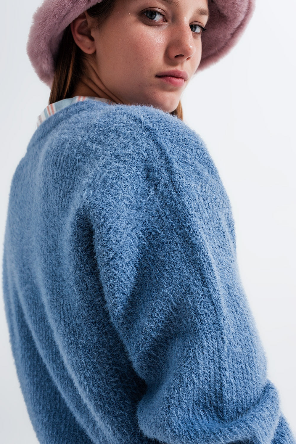 Maglione girocollo in filato morbido color blu a coste