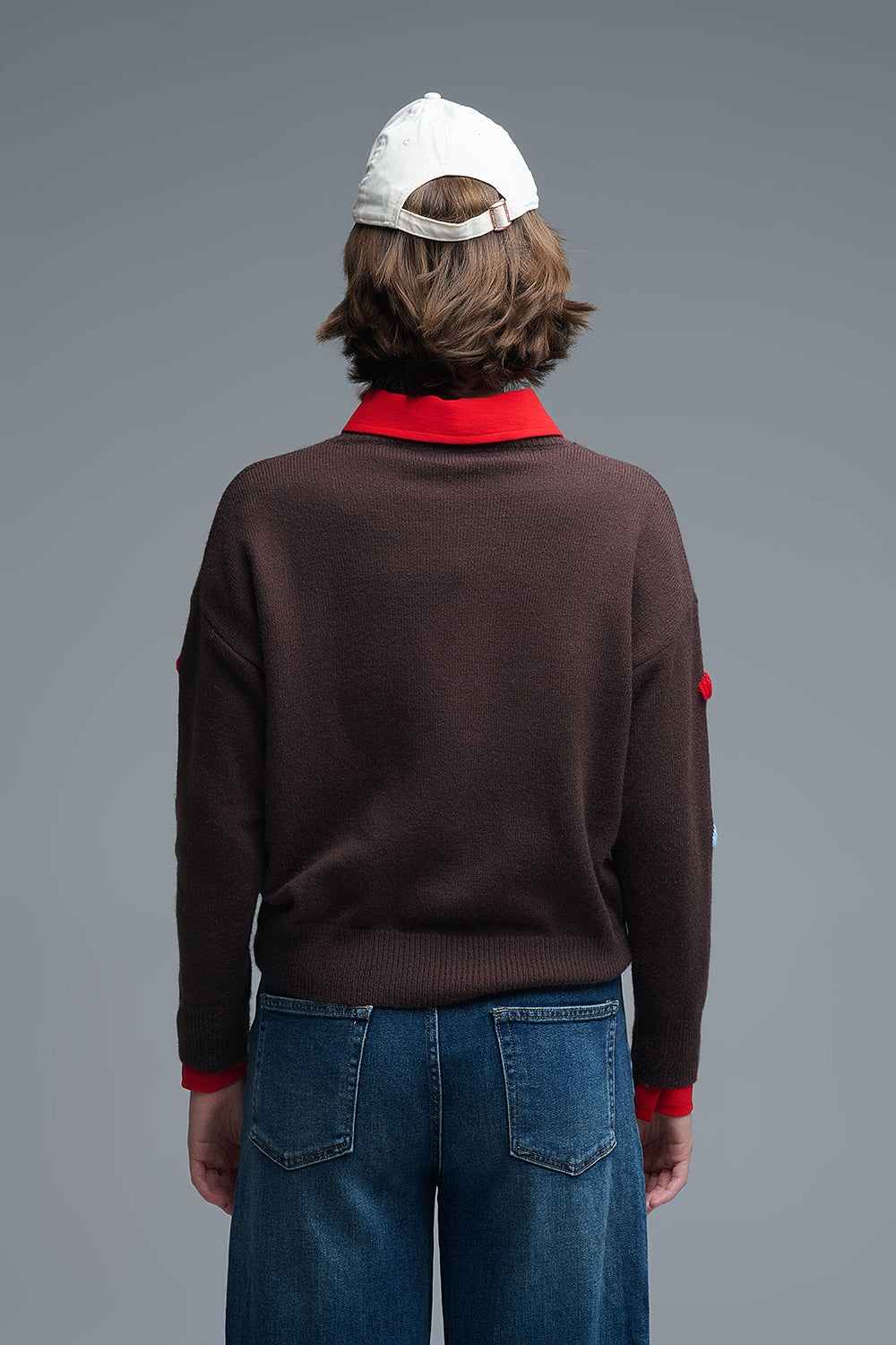 Maglione girocollo marrone con cuori ricamati multicolore