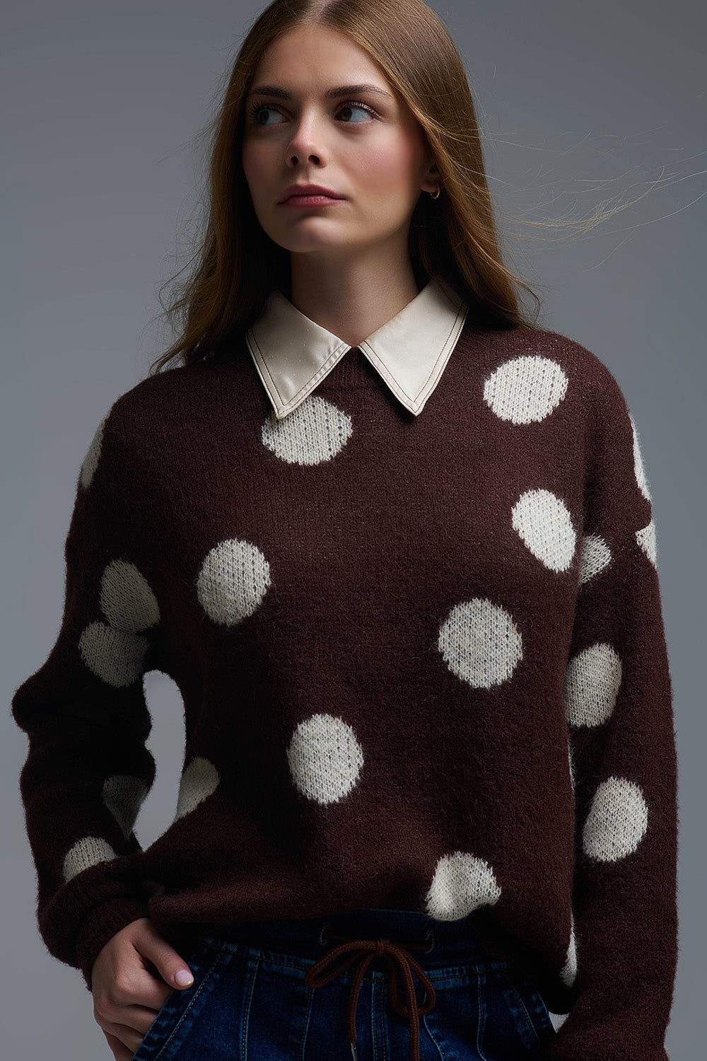 Maglione girocollo marrone con pois crema