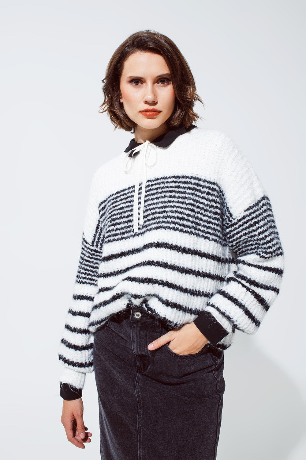 Q2 Maglione girocollo soffice con strisce sottili nere in bianco