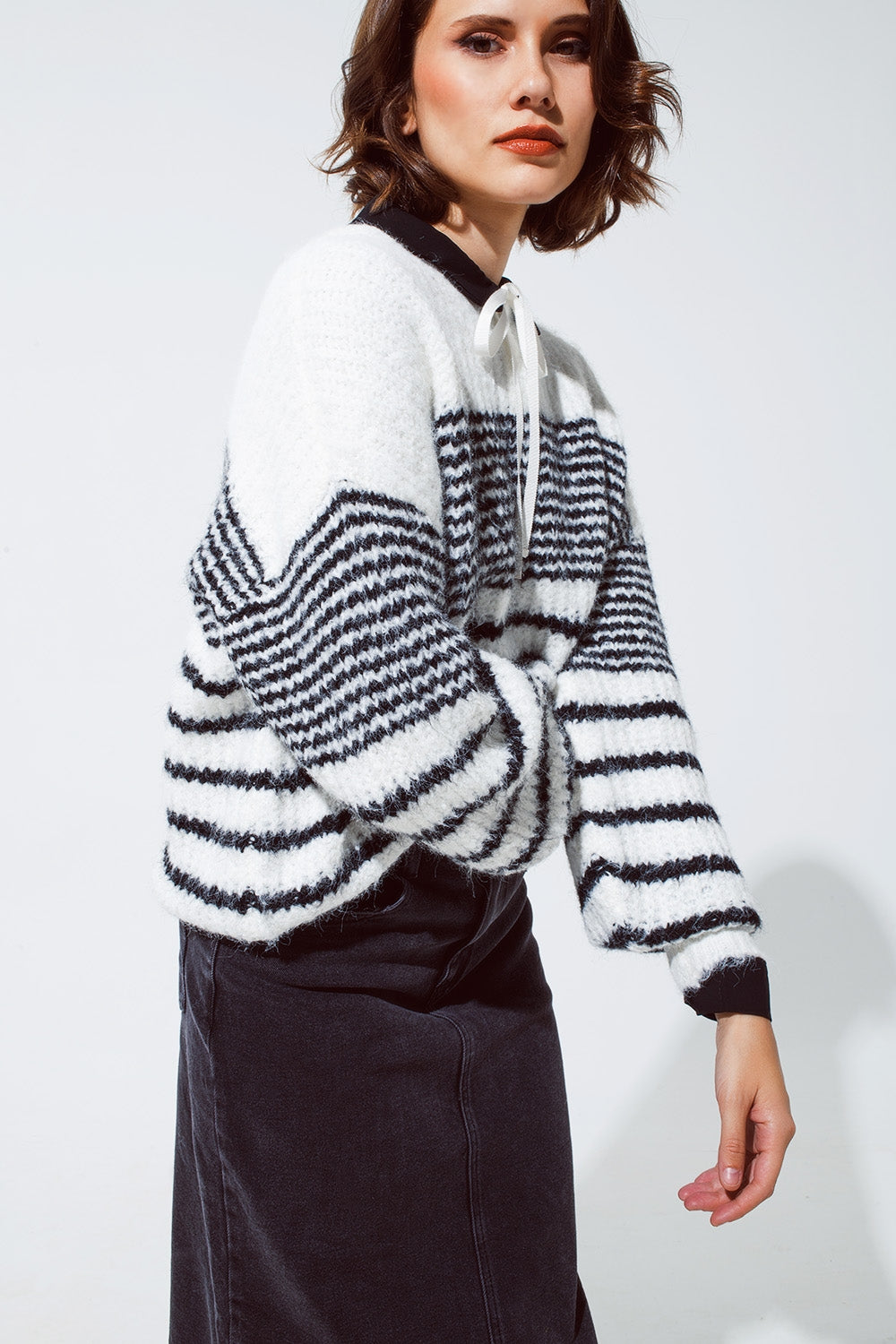 Maglione girocollo soffice con strisce sottili nere in bianco