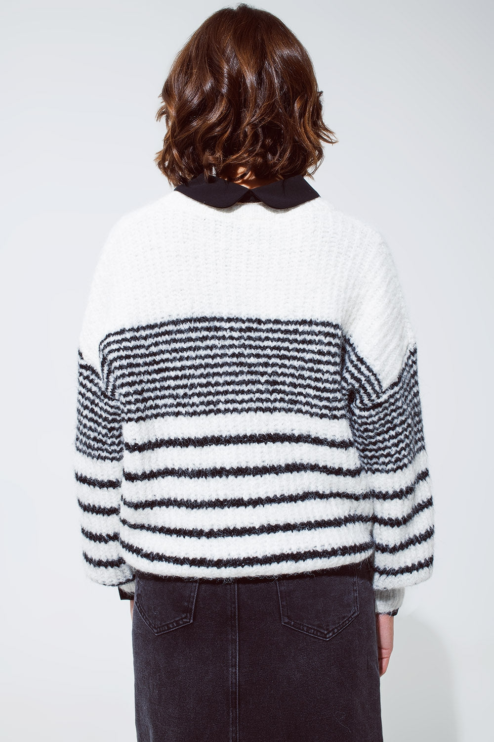 Maglione girocollo soffice con strisce sottili nere in bianco