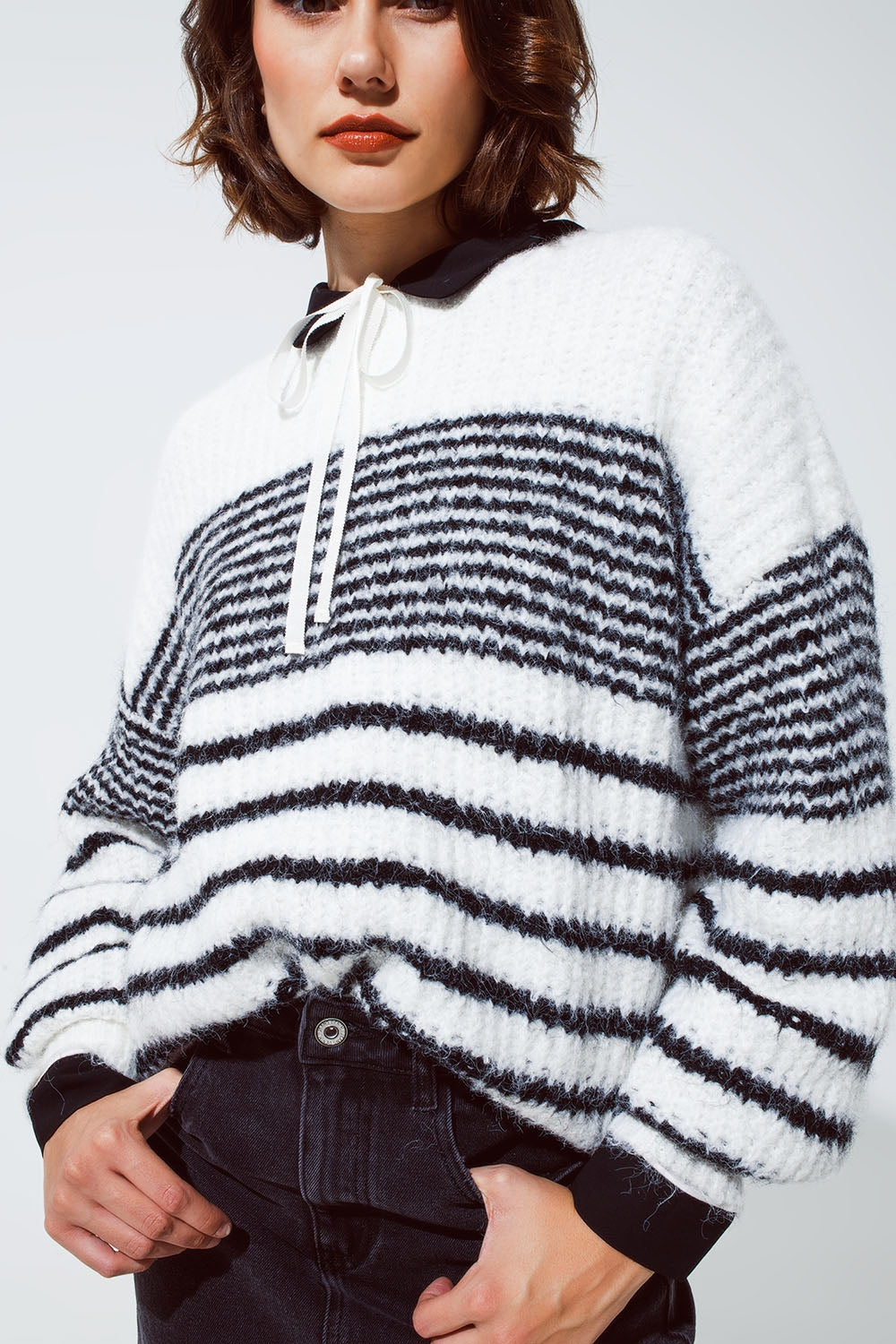 Maglione girocollo soffice con strisce sottili nere in bianco