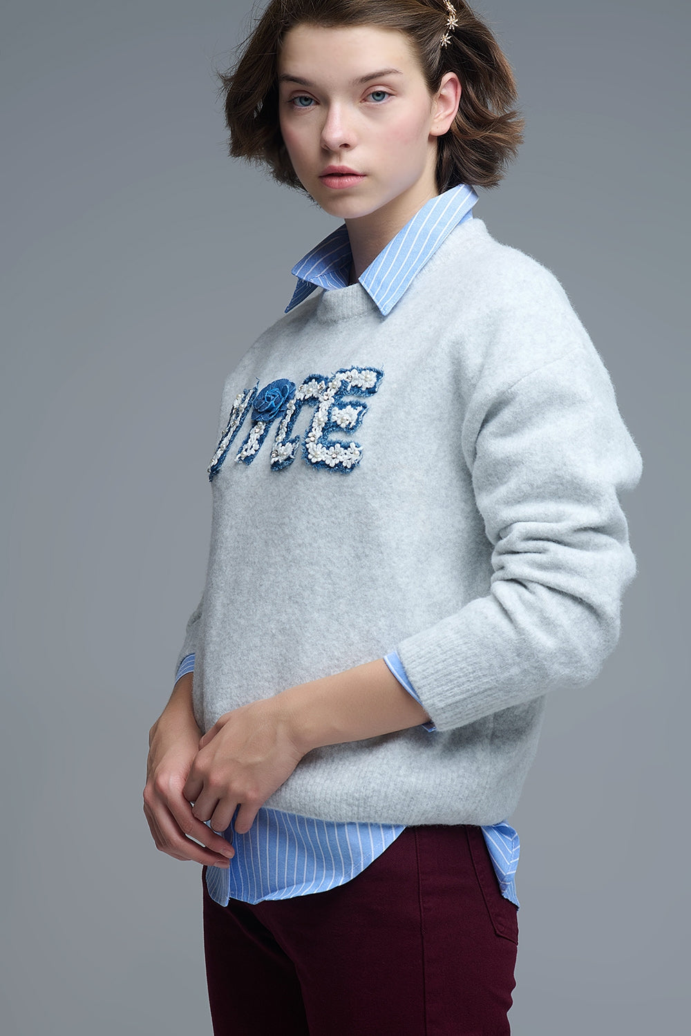 Maglione grigio a girocollo con ricamo