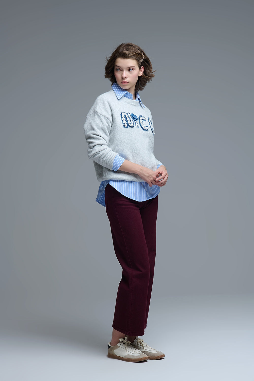 Maglione grigio a girocollo con ricamo