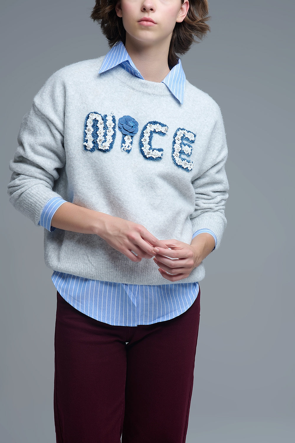 Maglione grigio a girocollo con ricamo
