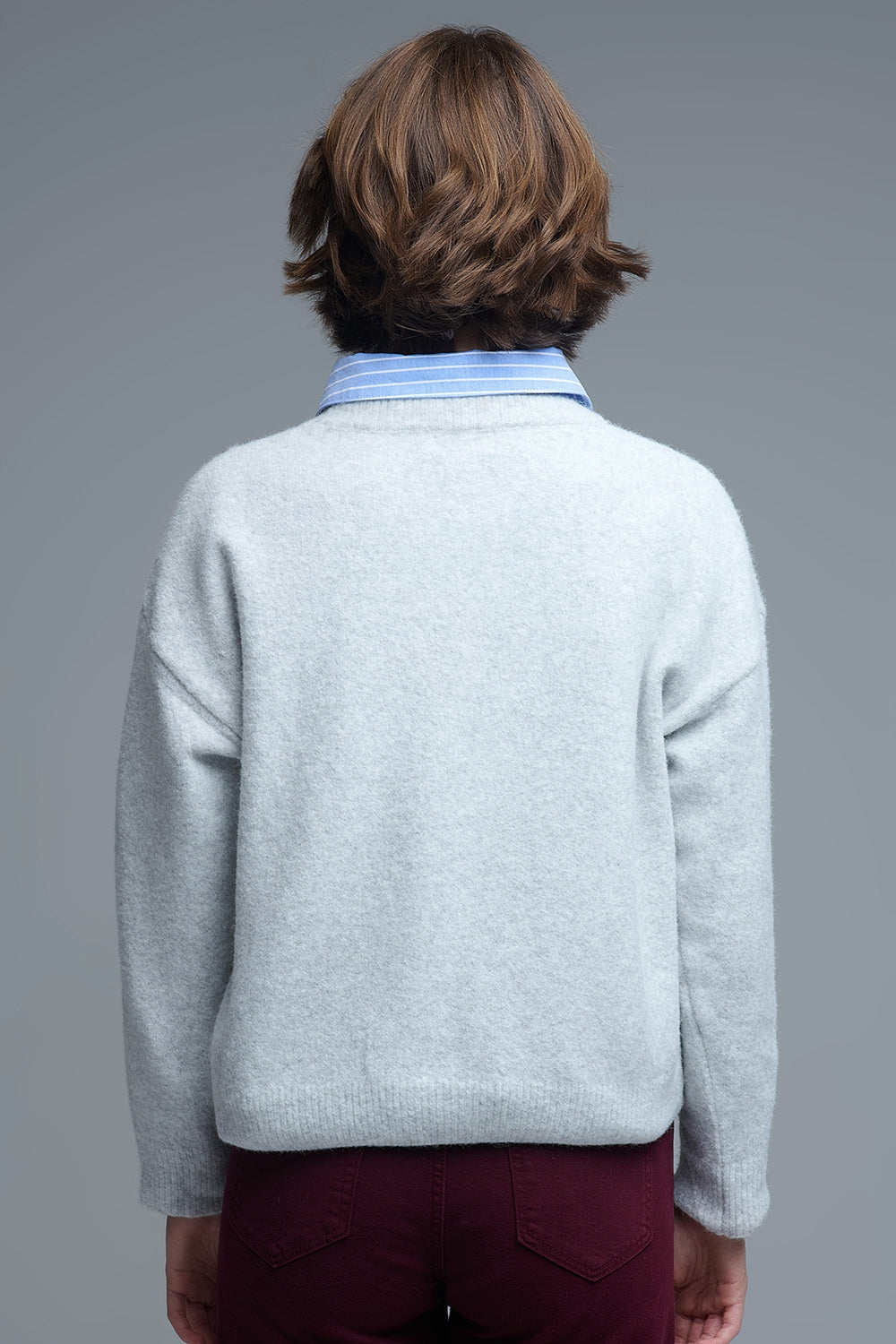 Maglione grigio a girocollo con ricamo