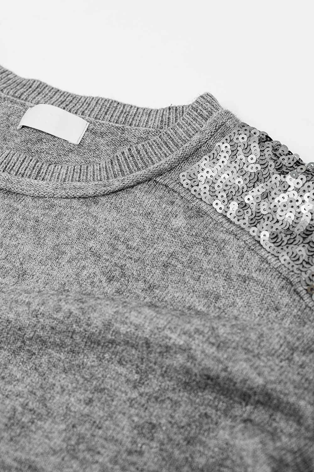 maglione grigio a maniche lunghe con paillettes sulle spalle