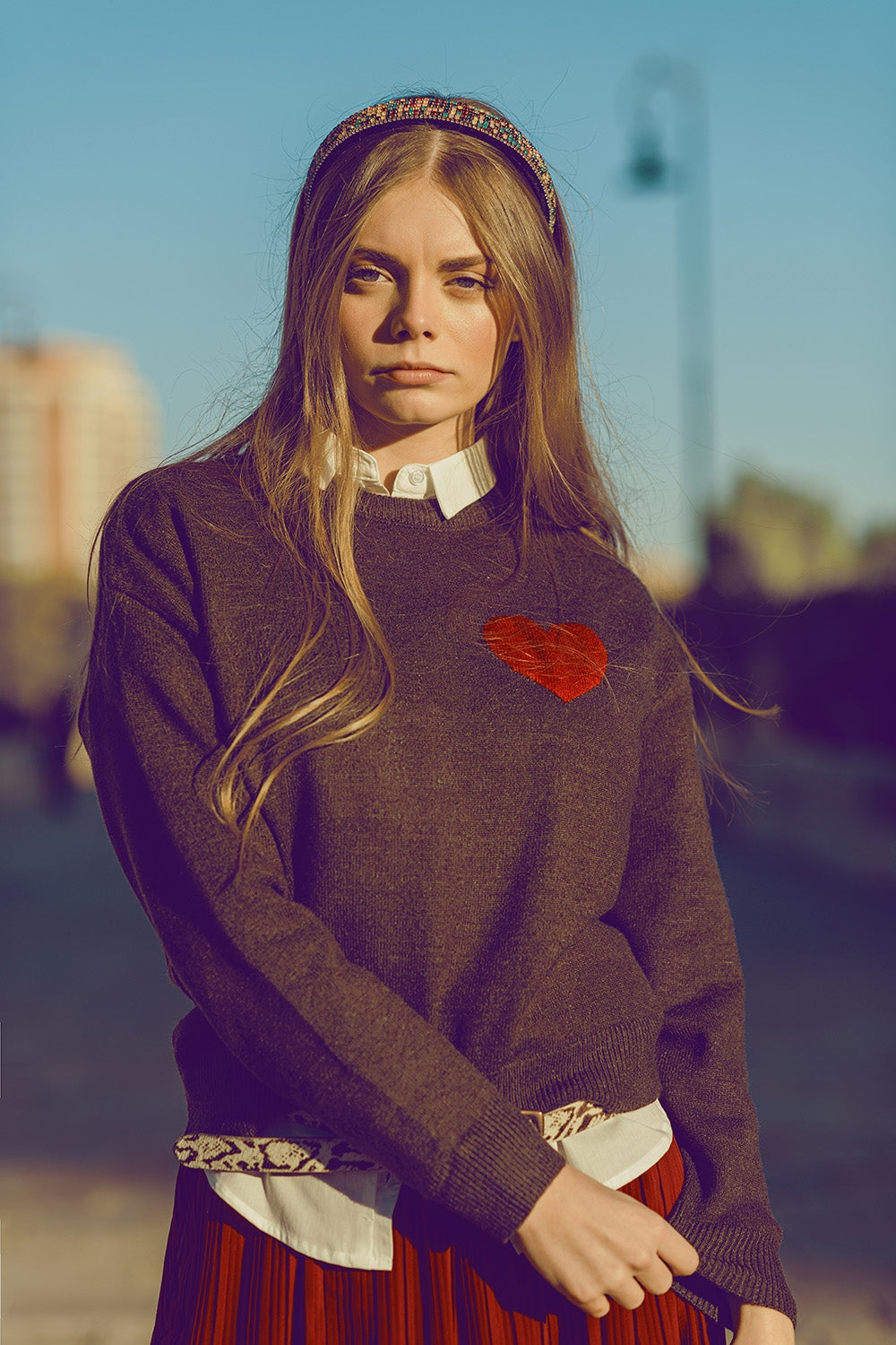 Q2 maglione grigio carbone con dettaglio cuore rosso