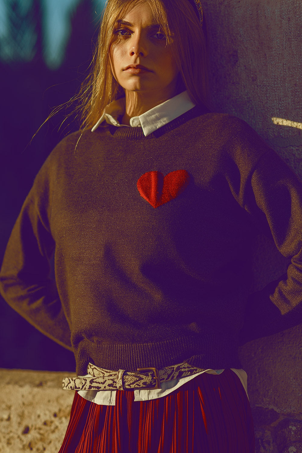 maglione grigio carbone con dettaglio cuore rosso