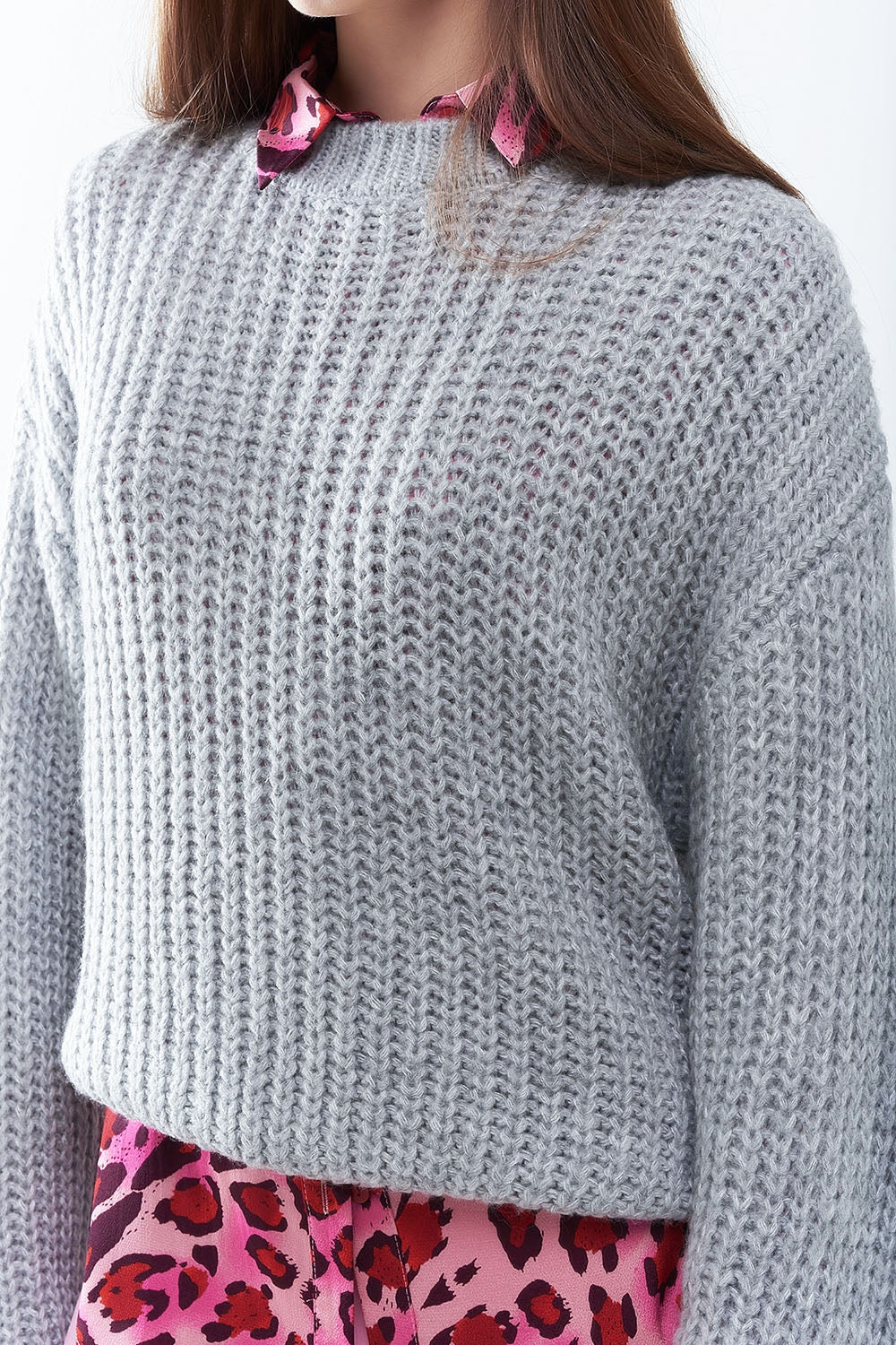 Maglione grigio chiaro in maglia grossa con maniche a palloncino