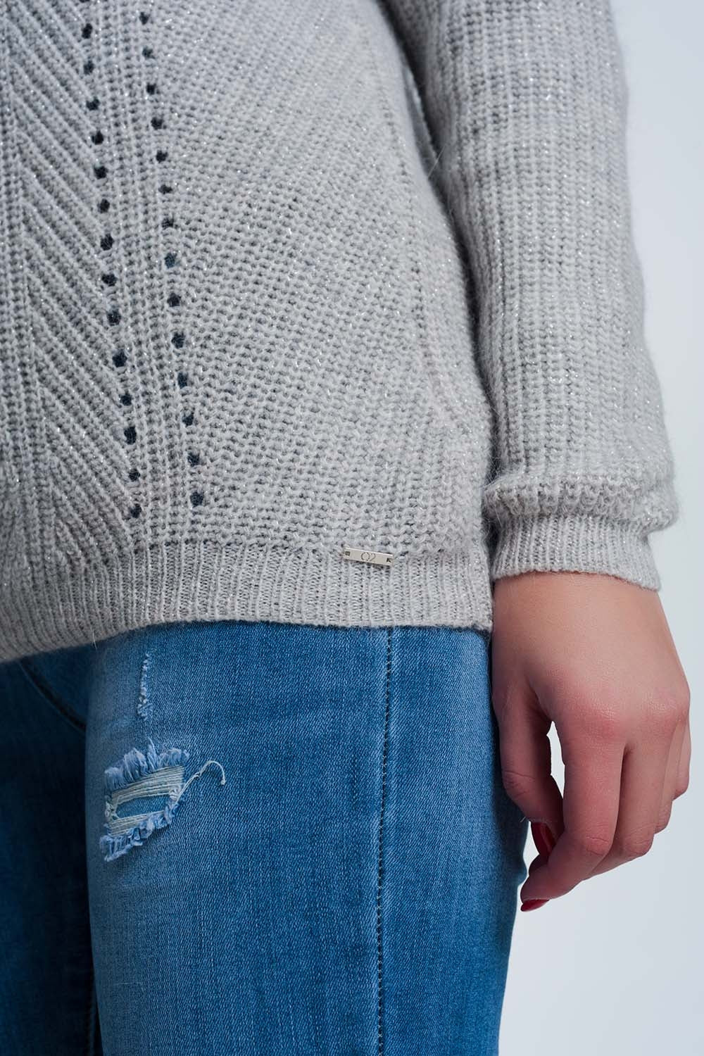 Maglione grigio con dettagli traforati