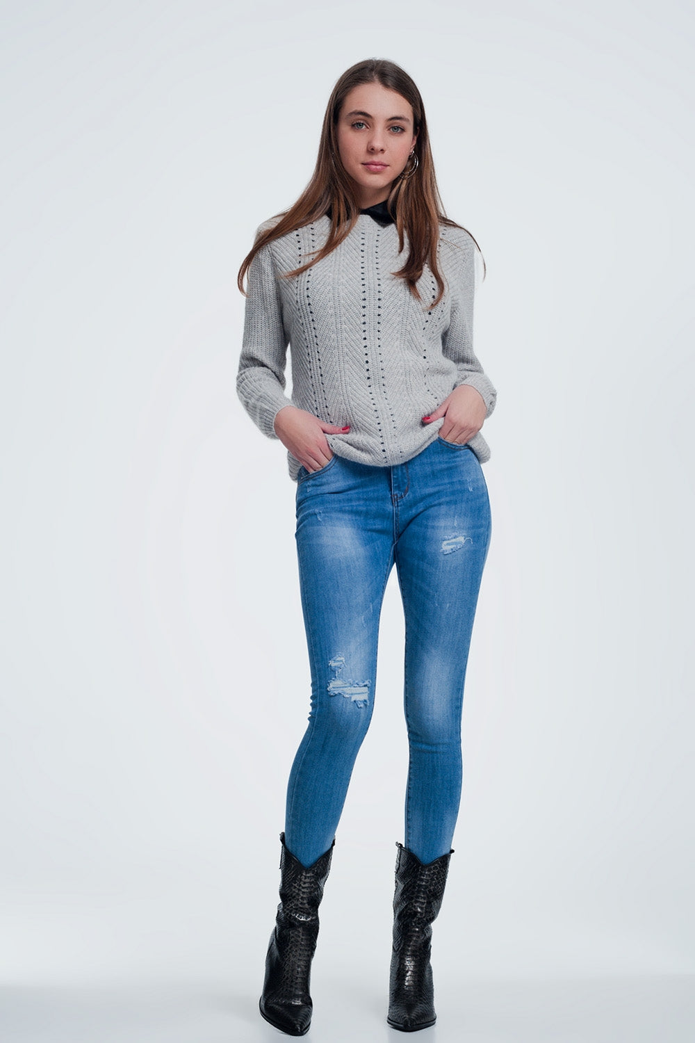 Maglione grigio con dettagli traforati